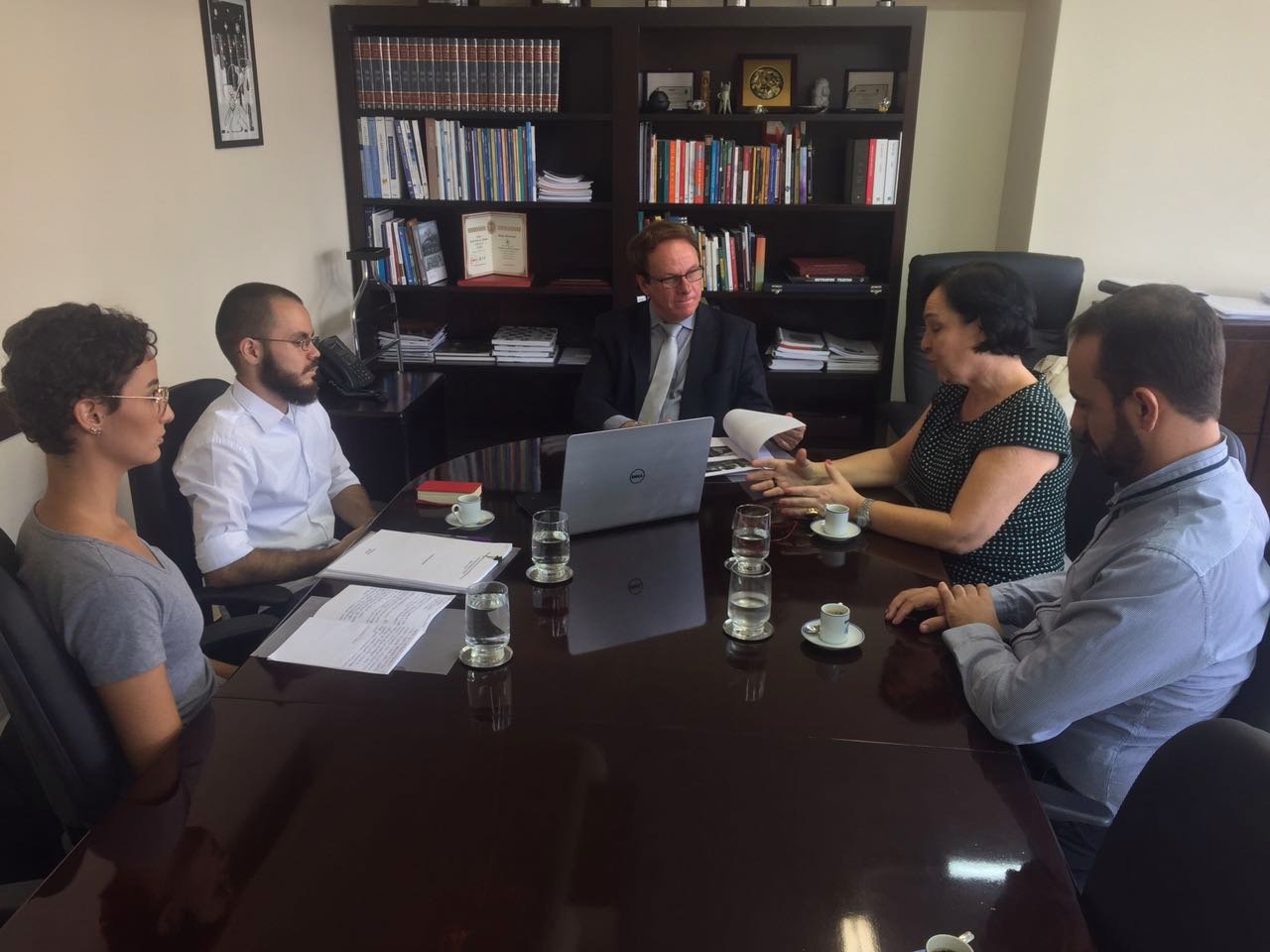 Deputada Márcia Lia em reunião com o reitor Sandro Valentini, discutindo assuntos da moradia da Unesp Araraquara